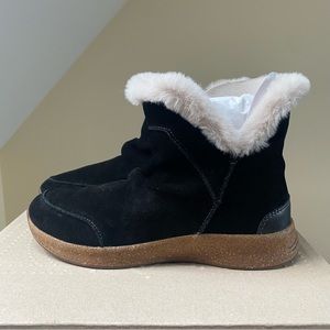 Taos Future Mid Fuzzy Boots in Black Size 7